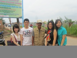 4 new friends and the bapak who helped us find the becak driver. (Sorry for messed up pic)